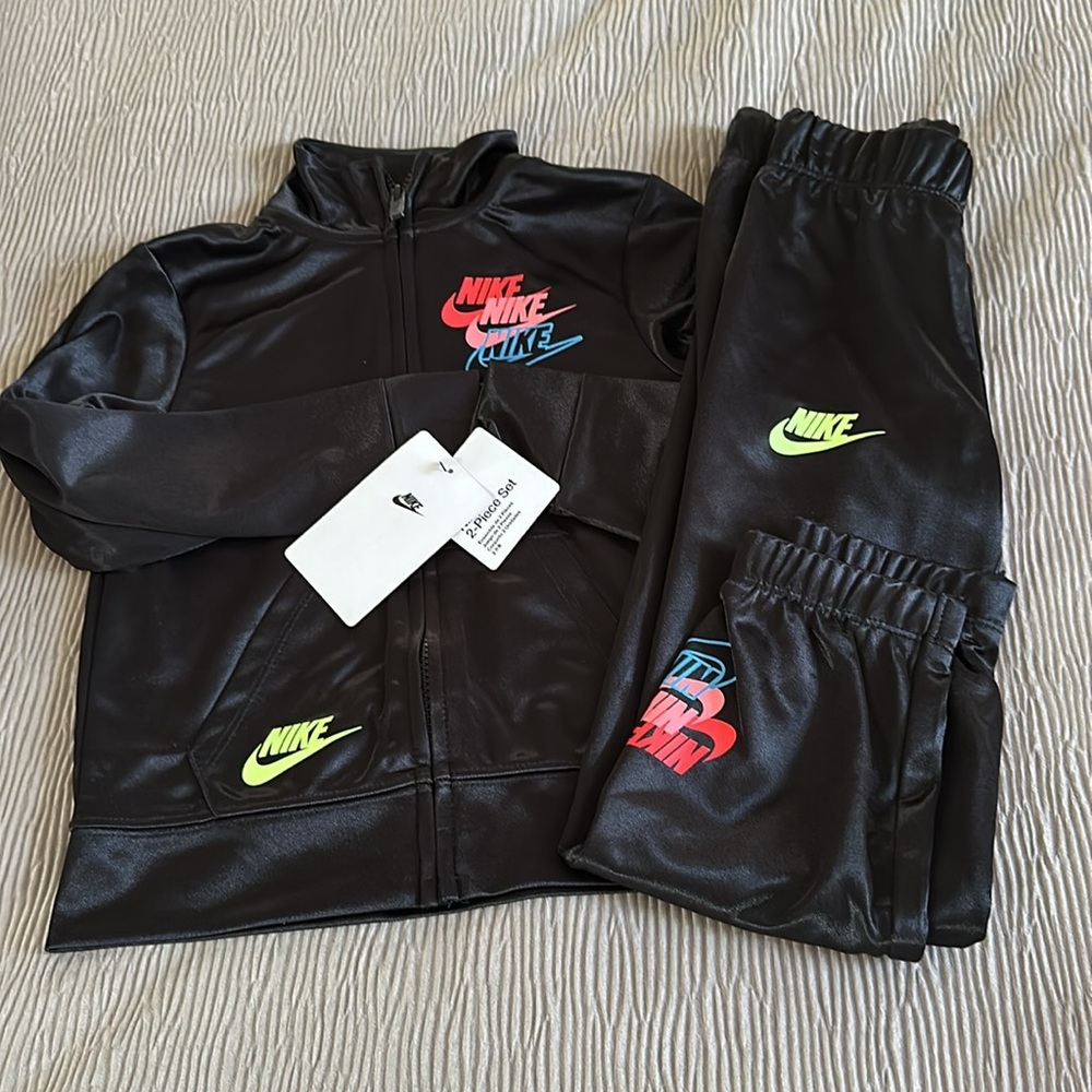 NWT Nike girls sweatsuit